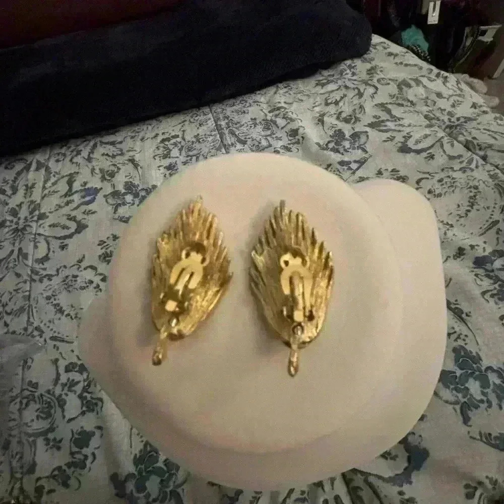 Stunning Vintage gold/diamond like clip earrings - Picture 4 of 5